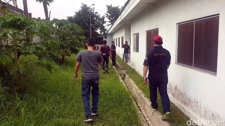 Saat Petugas Blusukan Buru Tenaga Asing Ilegal di Sukabumi Saat Petugas Blusukan Buru Tenaga Asing Ilegal di Sukabumi