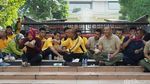 Gaya Sederhana Wali Kota Surabaya, Tri Rismaharini Saat Makan Rujak dan Nasi Bungkus