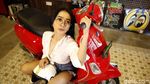 Pose Menggoda Marcella dengan Skuter Merah