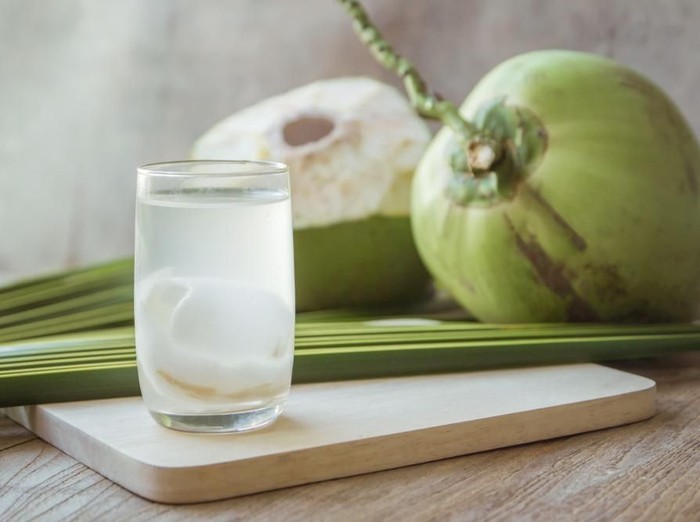 Minum Air Kelapa Bisa Ganti Cairan Tubuh Natural