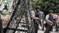 Kawat berduri juga dipasang di gerbang masuk Mapolres Metro Jakarta Utara.