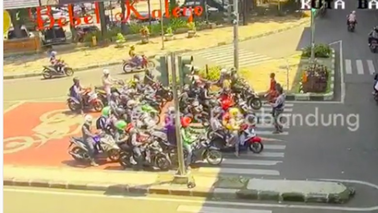 Pemotor nakal berteduh di depan Zebra cross Foto: Pool (Instagram) Pemotor nakal berteduh di depan Zebra cross Foto: Pool (Instagram)
