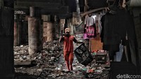 Sejumlah pasukan oranye membersihkan sampah di kolong tol Papanggo, Tanjung Priok, Jakarta Utara, Selasa (15/5).
