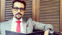 Pakai kacamata dan pakaian formal, Bront terlihat tampan saat memesan makanan di sebuah kafe di kota Cannes, Prancis. Foto: Instagram @bront_palarae
