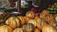 Seorang pedagang merapikan buah timun suri di Pasar Warakas, Tanjung Priok, Jakarta Utara, Selasa (15/6).
