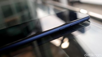 Pada bagian kanannya, pengguna akan menjumpai tombol volume serta tombol power. Foto: Muhammad Ridho