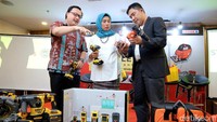 Co Founder Tokopedia Leontinus Alpha Edison, Direktur Kemenperin Endang Suwartini, dan Country Director Stanley Black and Decker Indonesia King Hartono Hamidjaja mencoba perkakas Stanley di Jakarta, Senin (14/5/2018). Dok. Stanley Black & Decker