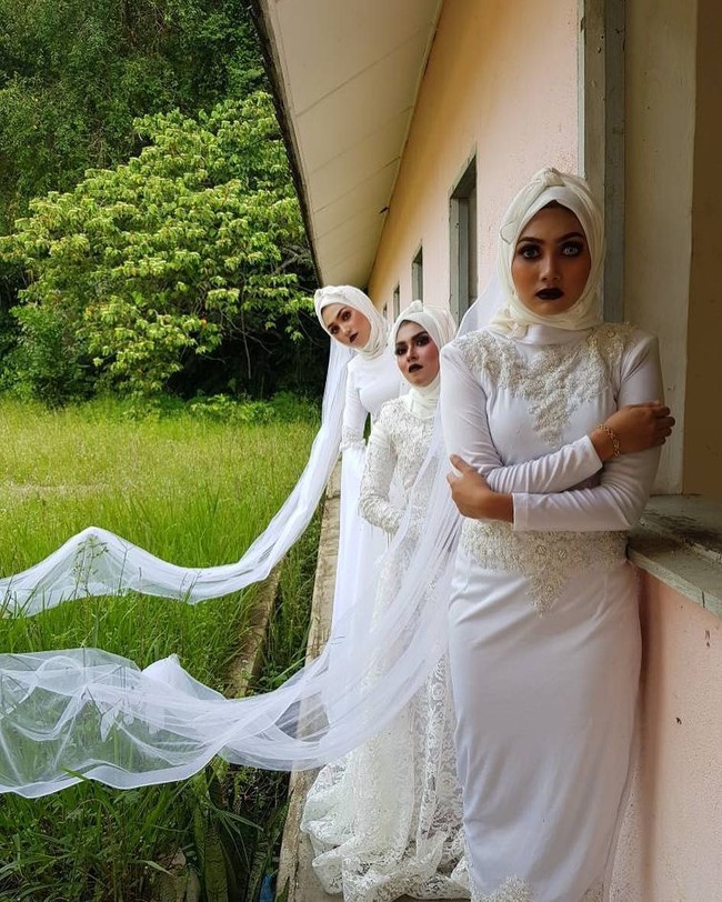 Azzim Aziz pun menegaskan bahwa konsep menyeramkan hanya dipakai untuk pemotretan saja. Koleksinya yang serba putih ini bisa dipakai saat Ramadan dan Lebaran nanti. Foto: Instagram/Azzim_aziz