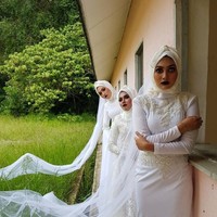 Azzim Aziz pun menegaskan bahwa konsep menyeramkan hanya dipakai untuk pemotretan saja. Koleksinya yang serba putih ini bisa dipakai saat Ramadan dan Lebaran nanti. Foto: Instagram/Azzim_aziz