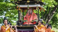 Aoi Matsuri dalam bahasa Jepang memiliki arti daun hollyhock (daun besar dengan warna cerah), yang biasa digunakan oleh penduduk Kyoto selama festival ini berlangsung. Carl Court/Getty Images.