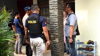Petugas kepolisian terus melakukan penggeledahan dan mencari informasi terkait aksi teror tersebut.