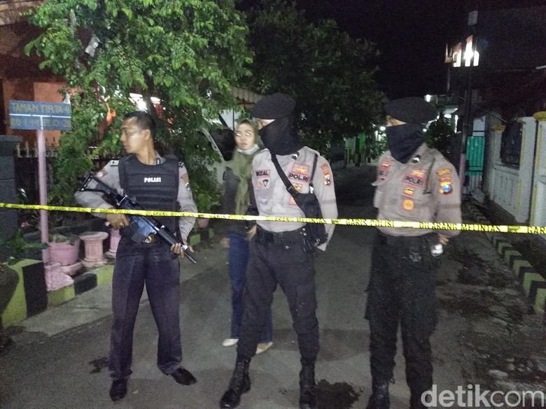 Tetangga: Terduga Teroris Probolinggo Ngajar di Musala Eksklusif Tetangga: Terduga Teroris Probolinggo Ngajar di Musala Eksklusif