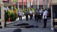 Dua jenazah pelaku penyerangan tergeletak di jalan pintu masuk Polda Riau di Pekanbaru, Riau, Jumat (16/5). Antara Foto/Retmon.