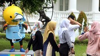 Para tamu dan pegawai istana juga disambut oleh patung para maskot yang bertumpuk di depan pintu pemeriksaan dari Sekretariat Negara mengarah ke Istana Negara.