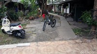 Di lokasi kedua ini polisi menangkap terduga teroris bernama Anton. Sementara di lokasi pertama polisi mengamankan dua orang pria bernama Choir dan Ghofar serta seorang saksi.