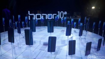 Honor 10 hadir dengan tampilan warna yang menggoda, ada Phantom Blue, Phantom Green, Phantom Grey, dan Midnight Black.  Uniknya lagi, warna-warna cantik ini dapat berubah tergantung arah cahaya.  Foto: detikINET/Indah Mutiara Kami