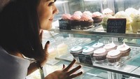 Pemilik nama asli Karmela Mudayatri Herradura Kartodirdjo ini ternyata suka makan dessert. Dengan senyum manisnya wanita cantik ini terlihat bingung memilih dessert.Foto: Instagram @lalakarmela