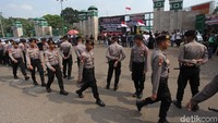 Aksi ini mendapat penjagaan dari aparat kepolisian.