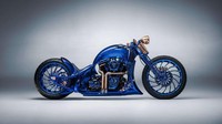 Motor sendiri dasarnya adalah Harley-Davidson Softail Slim S, yang digarap oleh bengkel kustom asal Swiss Bundnerbike yang bekerjasama dengan merek perhiasan Bucherer, sehinggga lahir lah Harle-Davidson Bucherer Blue Edition. Foto: Pool (Autoevolution)