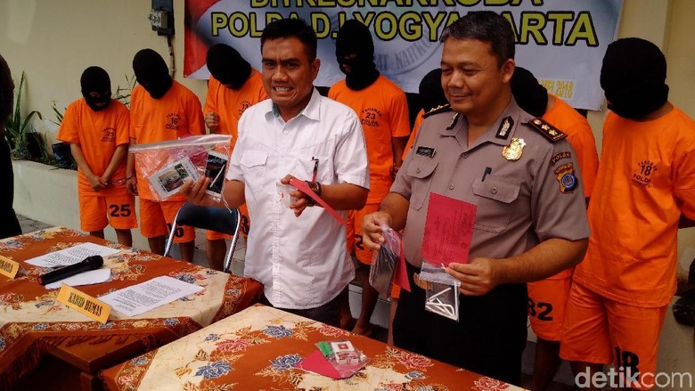 8 Mahasiswa Yogya Pesta Sabu di Kos, 1 di Antaranya Perempuan 8 Mahasiswa Yogya Pesta Sabu di Kos, 1 di Antaranya Perempuan