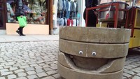 Tiang pembatas jalan ini sepertinya bahagia sekali dalam menjalankan tugasnya. dok. eyebombing