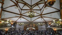 Suasana saat salat Tarawih di Masjid Pusat Dakwah Islam (Pusdai), Bandung, Jawa Barat, Rabu (16/5) malam. Raisan Al Farisi/ANTARA FOTO
