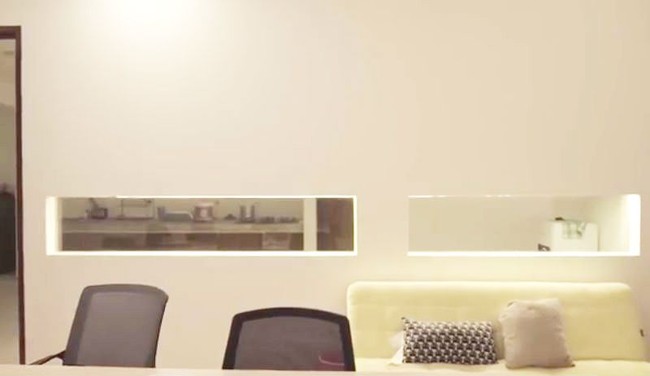 Rumah Raditya Dika boleh dibilang berhantu. Tapi tak dimungkiri komika dan sutradara film berusia 33 tahun ini juga punya selera interior yang khas. Foto: Youtube