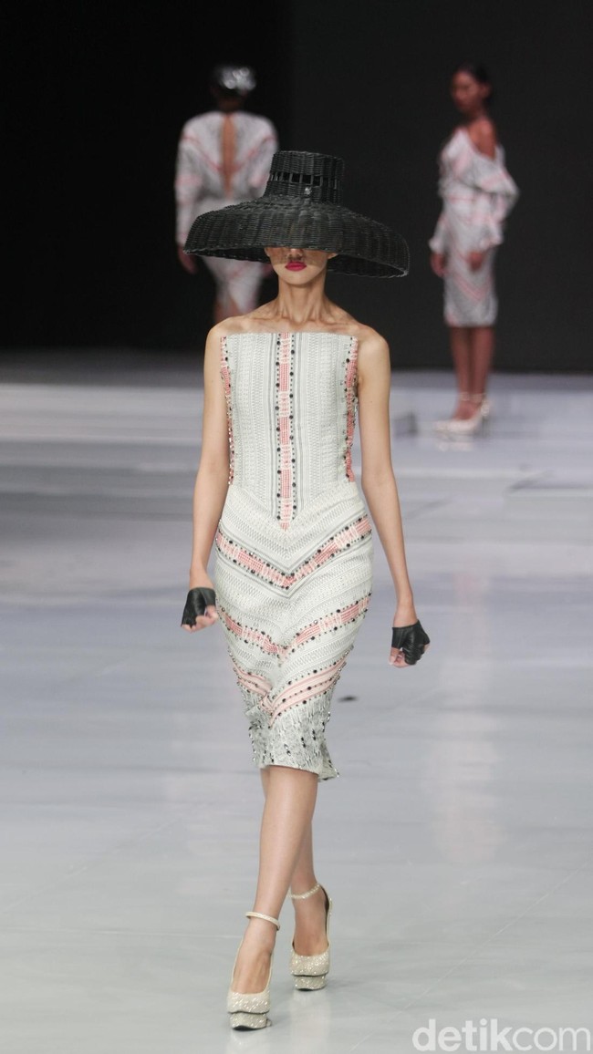 Fashion show koleksi terbaru Ivan Gunawan yang bertajuk Great Toba di Indonesia Fashion Week 2018, Jakarta Convention Center, Jakarta, Rabu [28/3/2018]. Foto: Mohammad Abduh/Wolipop