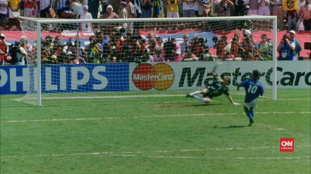 Momen kegagalan Roberto Baggio di final Piala Dunia 1994.