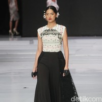 Fashion show koleksi terbaru Ivan Gunawan yang bertajuk Great Toba di Indonesia Fashion Week 2018, Jakarta Convention Center, Jakarta, Rabu [28/3/2018]. Foto: Mohammad Abduh/Wolipop