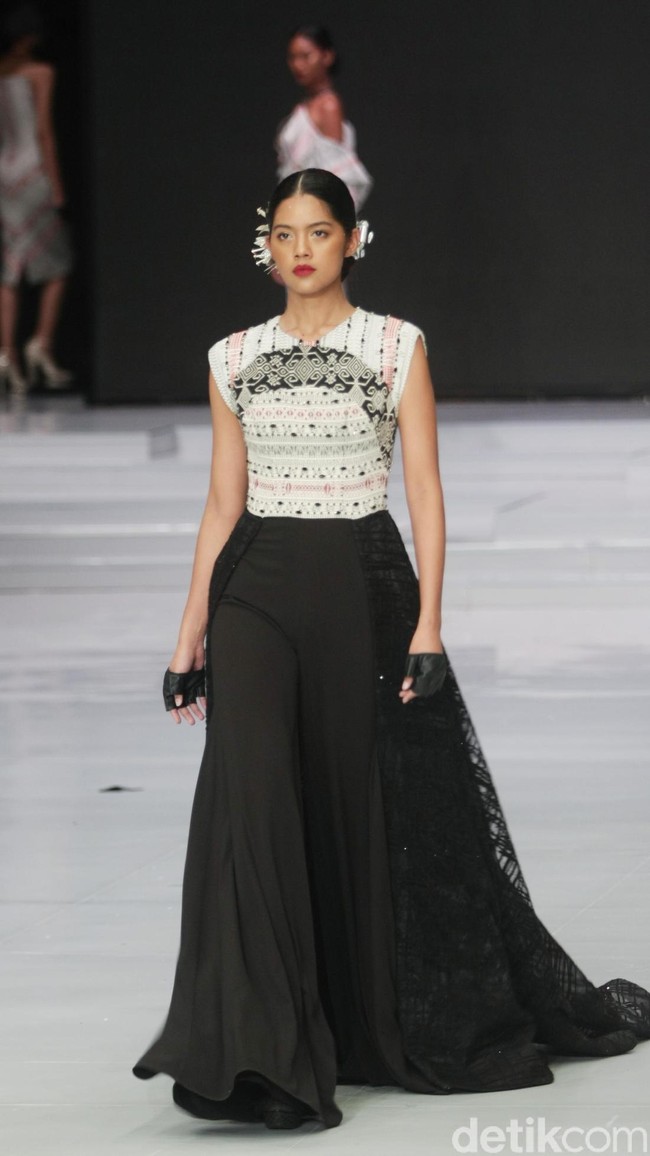 Fashion show koleksi terbaru Ivan Gunawan yang bertajuk Great Toba di Indonesia Fashion Week 2018, Jakarta Convention Center, Jakarta, Rabu [28/3/2018]. Foto: Mohammad Abduh/Wolipop