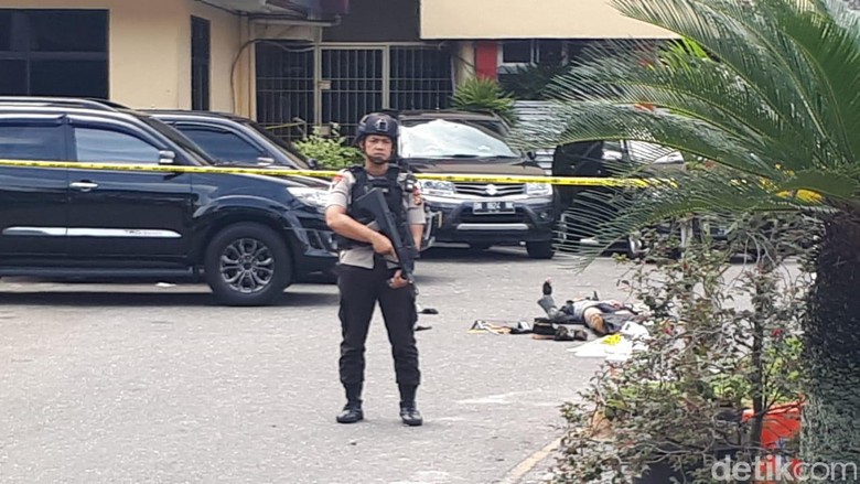Serangan di Polda Riau: 1 Polisi Gugur, 4 Teroris Tewas, 4 Terluka Serangan di Polda Riau: 1 Polisi Gugur, 4 Teroris Tewas, 4 Terluka