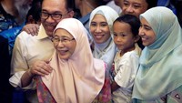 Usai melakukan konferensi pers dan berjumpa dengan keluarga, Anwar Ibrahim dijadwalkan akan bertemu dengan Yang di-Pertuan Agong Sultan Muhammad V siang waktu setempat. Lai Seng Sin/Reuters.