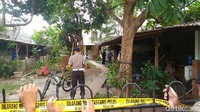 Polisi menangkap terduga teroris bernama Anton di Pinang, Tangerang. Polisi masih berjaga di tempat kejadian perkara (TKP).