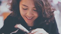 Begini nih pose Lala Karmela kalau sedang menikmati sajian barbeque sambil mencocol saus berwarna cokelat. Hmm, enak nih dimakan pakai kentang goreng atau mashed potato. Foto: Instagram @lalakarmela