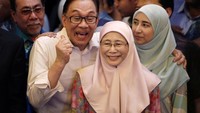 Menyambut kebebasan penuh yang dimilikinya, Anwar Ibrahim, langsung menuju rumah untuk bertemu dengan istri dan keluarganya serta mengadakan konferensi pers dengan awak media. Kebahagiaan begitu terpancar di wajah Anwar dan keluarga, tidak henti-hentinya Anwar mengucapkan terimakasih kepada Yang di-Pertuan Agong Sultan Muhammad V yang memberikan pengampunan kepada dirinya. Lai Seng Sin/Reuters.
