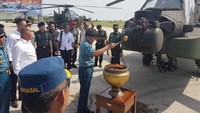 TNI AD menerima delapan unit helikopter serang AH-64E Apache buatan Amerika Serikat. Penerimaan tersebut, ditandai dengan penyerahan helikopter AH-64E Apache secara simbolis dari Menhan RI Ryamizard Ryacudu kepada Panglima TNI Marsekal TNI Hadi Tjahjanto, S.I.P. diwakili Aslog Panglima TNI Laksda TNI Ir. Bambang Nariyono, M.M., bertempat di Lanud TNI AD Ahmad Yani, Semarang, Jawa Tengah, Rabu (16/5/2018). Kabidpenum Puspen TNI, Kolonel Sus Taibur Rahman.