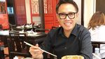 Gemar Makan Sate dan Nasi Pecel, Ini Potret Seru Eko Patrio Ketika Kulineran