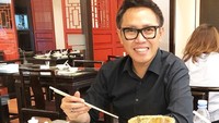 Chinese food merupakan salah satu makanan kesukaannya. Dengan mahir Eko menggunakan sumpit ketika makan siang di sebuah restoran khas China. Foto: Instagram @ekopatriosuper