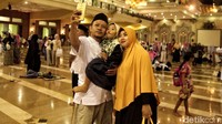 Warga sempat berswafoto di dalam masjid.