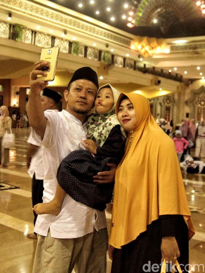 Keluarga kecil baru saja menjalani salat tarawih pertama. Foto: Pradita Utama Keluarga kecil baru saja menjalani salat tarawih pertama. Foto: Pradita Utama