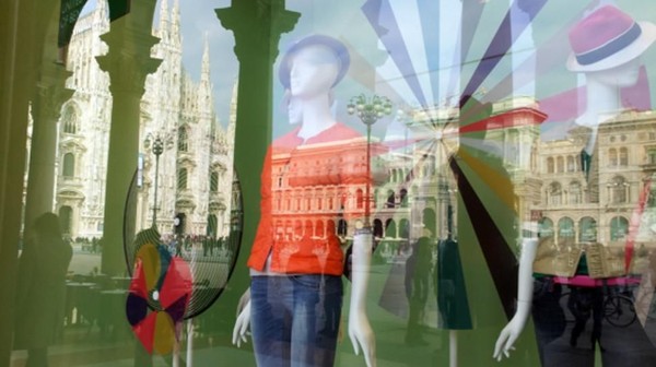 Milan menjadi rumah bagi brand fashion terkenal seperti Prada, Dolce & Gabbana dan Versace. Tak mengherankan kalau kota ini penuh dengan toko-toko yang asyik buat belanja (Turismo Milano) Milan menjadi rumah bagi brand fashion terkenal seperti Prada, Dolce & Gabbana dan Versace. Tak mengherankan kalau kota ini penuh dengan toko-toko yang asyik buat belanja (Turismo Milano)