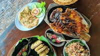Ngeliwet a la Sunda semua sajian ini tampak menggiurkan. Ada nasi liwet, telur dadar, karedok hingga sambal. Yang paling menggoda adalah sajian ikan gurame yang gurih sedap! Foto: Instagram @rikoreinaldo