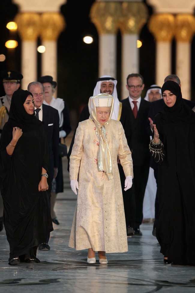 Kala itu, ia tampil stunning dengan dress bernuansa keemasan. Selendang dan topi yang ia padukan saat itu memiliki warna yang sama. Foto: Getty Images