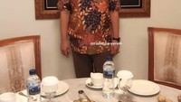 Sebelum bersantap, Tommy Soeharto terlihat berpose di depan lukisan orang tuanya. Di sana terlukis mendingan Soeharto dan sang istri, Tien Soeharto.Foto: Istimewa