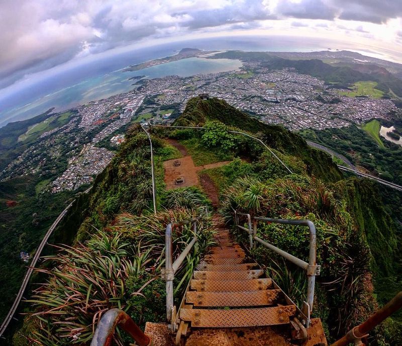 tangga Haiku Stairs di Hawaii