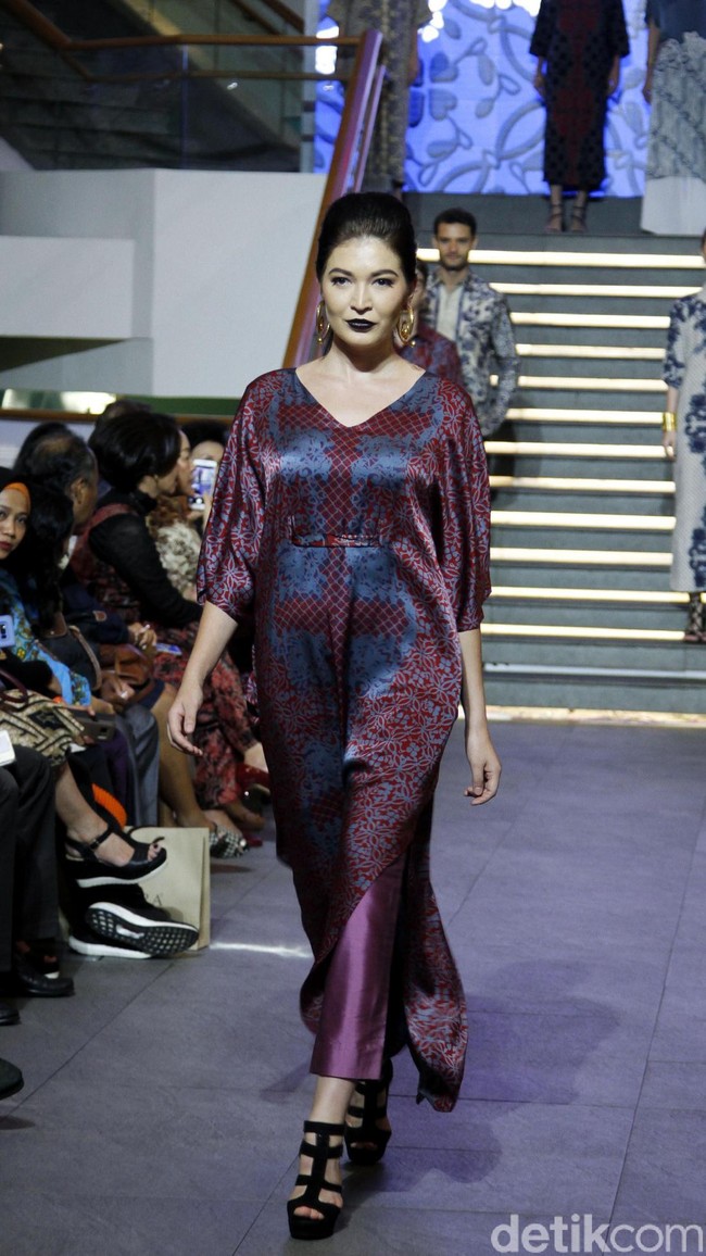 Fashion show koleksi busana Ramadan 2018 Alleira Batik bertema La Splendeur bertempat di Lamoda Cafe, Plaza Indonesia, Jakarta. Rabu [9/5/2018]. Foto: Mohammad Abduh/Wolipop