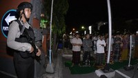 Petugas kepolisian juga berjaga saat umat Muslim menunaikan Salat Tarawih pertama di Masjid At-Taqwa Polda Bali, Denpasar, Rabu (16/5). Fikri Yusuf/ANTARA FOTO