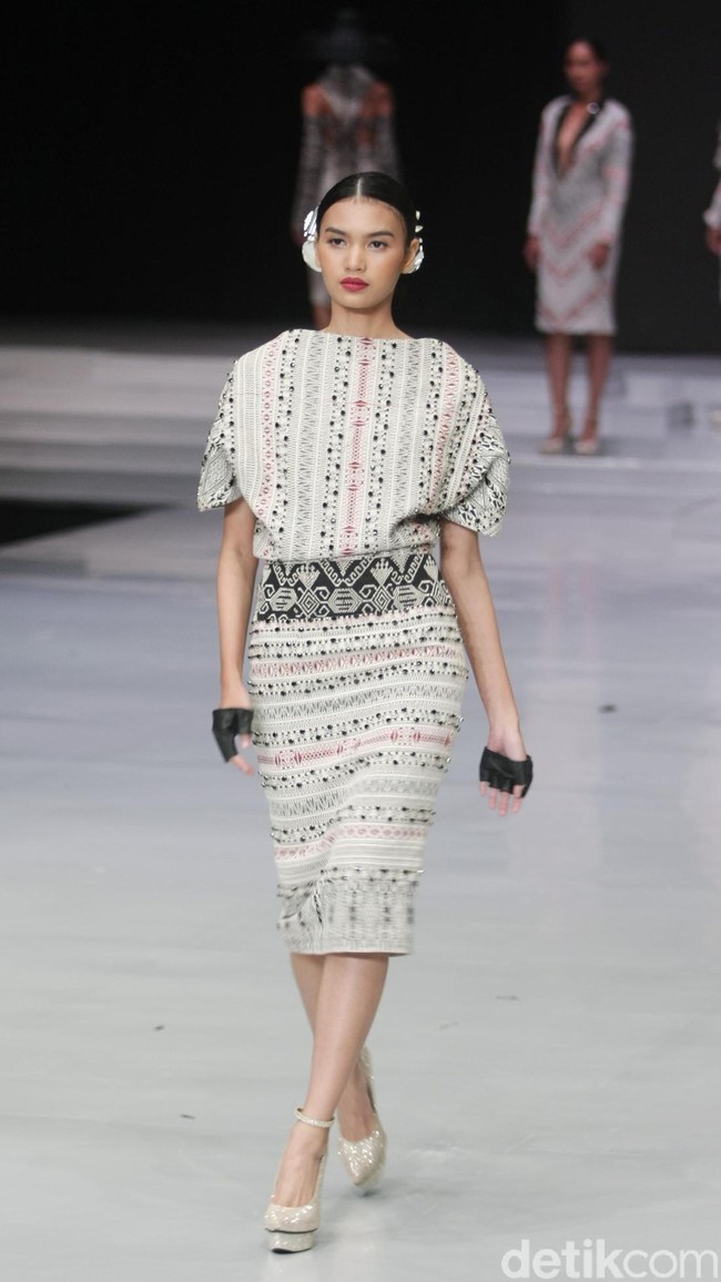 Fashion show koleksi terbaru Ivan Gunawan yang bertajuk Great Toba di Indonesia Fashion Week 2018, Jakarta Convention Center, Jakarta, Rabu [28/3/2018]. Foto: Mohammad Abduh/Wolipop