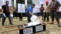 Massa yang menggelar aksi ini mengatasnamakan Gerakan Masyarakat Tapanuli Tengah (Gema Tapteng).